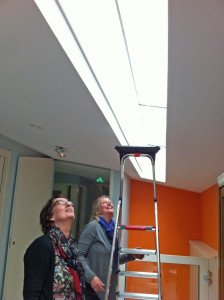 Miriam Ooms en Resi van der Ploeg bekijken de locatie. Daar komt 'Dynamiek' en het ophang systeem klopt!
